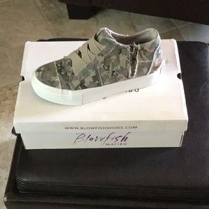 Super cute Blowfish Mamba Platform Sneakers